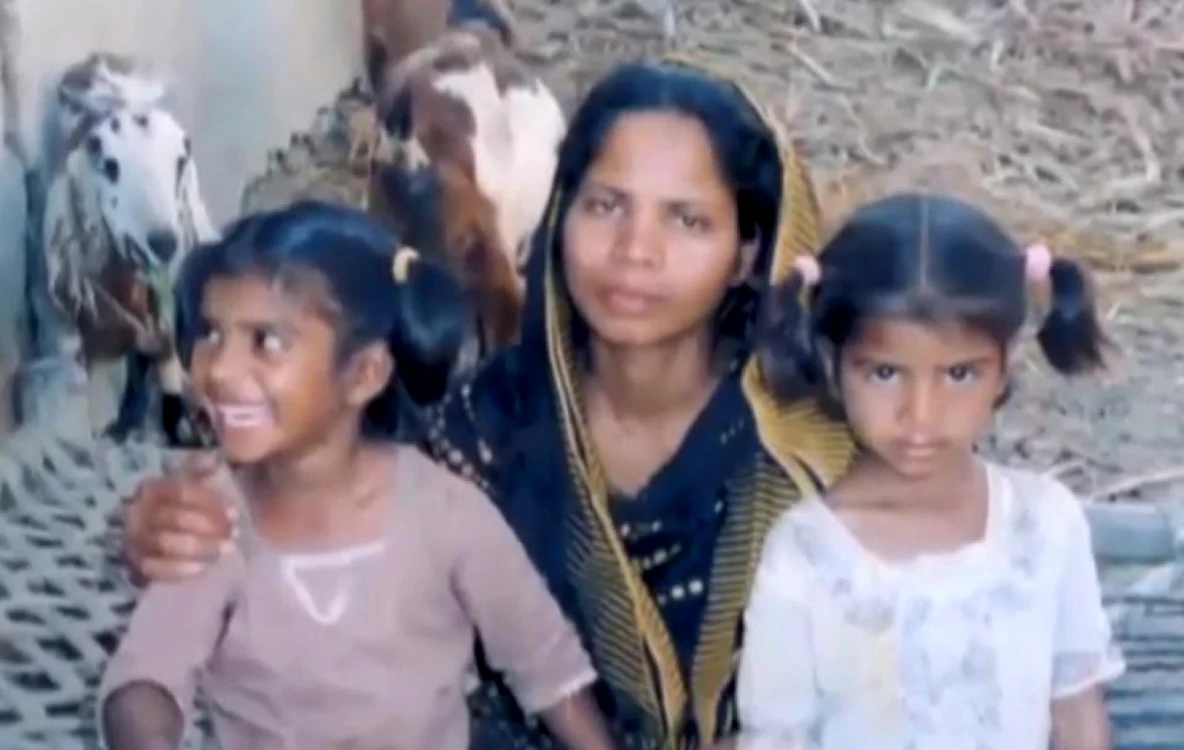 Asia Bibi şi două dintre fiicele sale