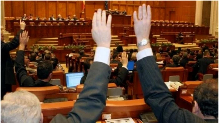 
    Parlamentarii vor vota astăzi moţiunea de cenzură FOTO: Click!  