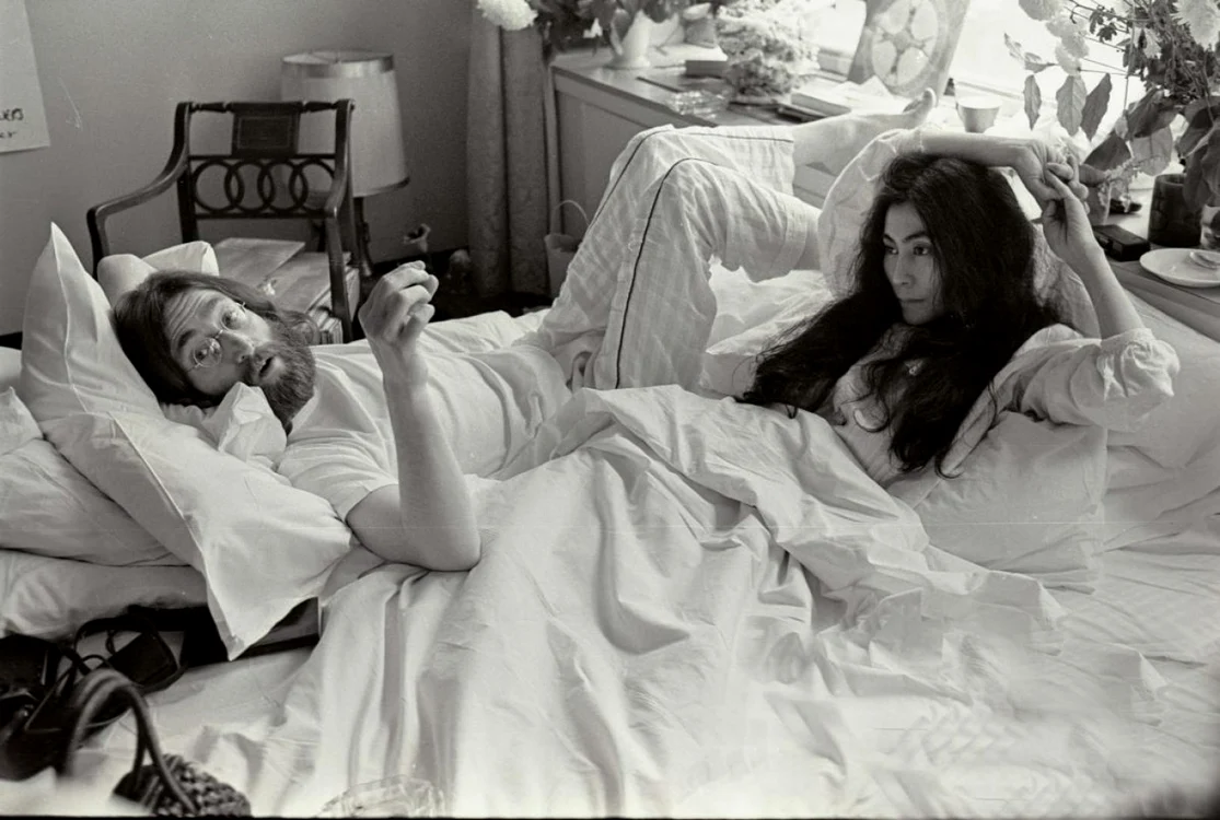 John Lennon şi Yoko Ono în pat, în martie 1969 FOTO noisefestival.com
