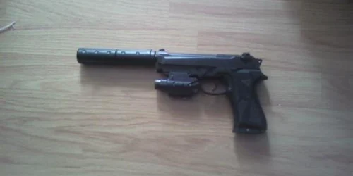 Arad: Și-a amenințat vecinul cu un pistol de jucărie