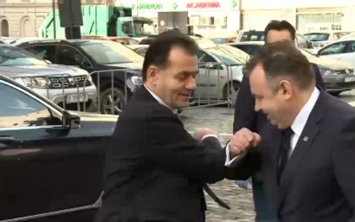 Orban şi Tătaru au evitat salutul normal pentru se proteja FOTO Digi 24