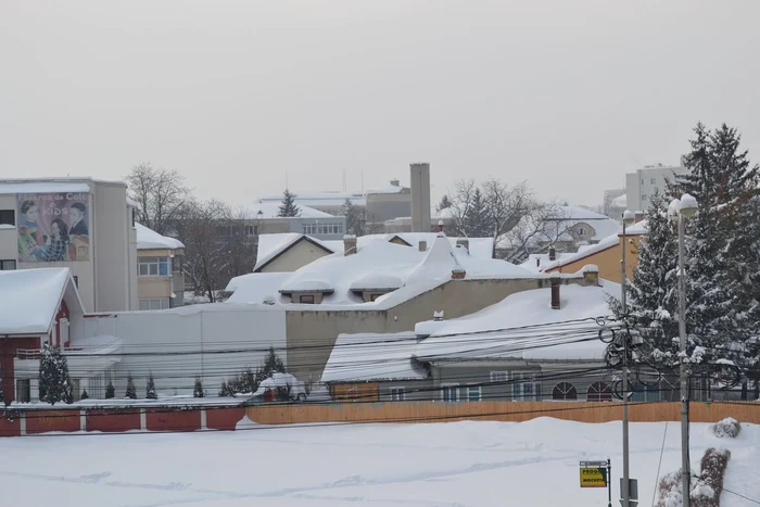 Pompierii au intervenit pentru curăţarea acoperişurilor de ţurţuri şi zăpadă