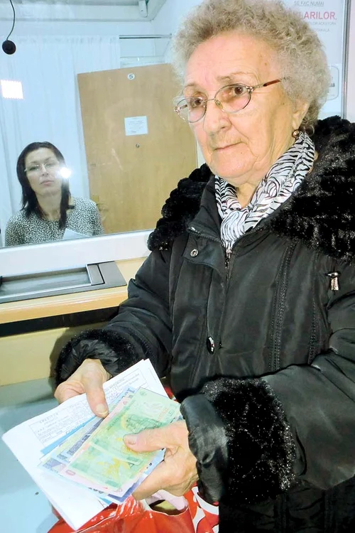 Maria Duţă a stat minute în şir la cozi, pentru banii de Crăciun: 500 de leiFoto: Călin Radu