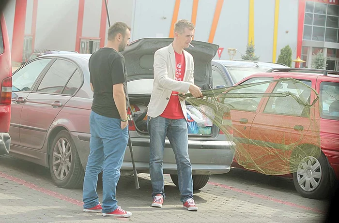 Gog a verificat atent plasa de pescuit şi undiţa