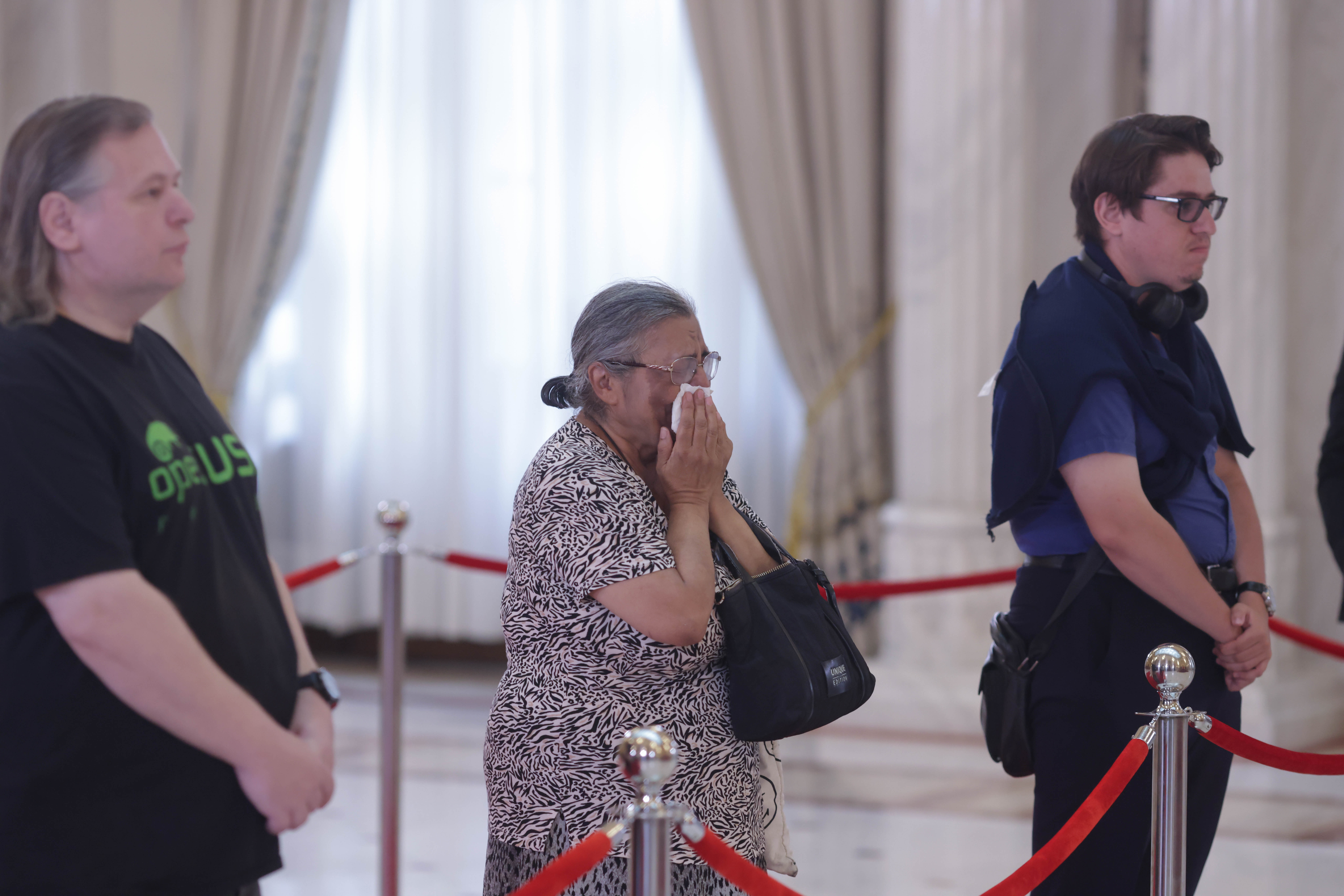 Oameni simpli aduc un ultim omagiu la sicriul cu trupul neînsuflețit al fostului președinte Ion Iliescu, în prima zi a funeraliilor de stat organizate în onoarea fostului șef de stat, la Palatul Cotroceni. FOTO Inquam Photos / George Călin