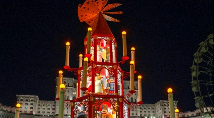 Piramida de Crăciun din Piața Constituției e spectaculoasă foto: Yolo Media 