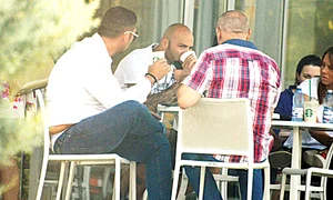 Fostul fotbalist  a sorbit cu poftă  din cafea jpeg