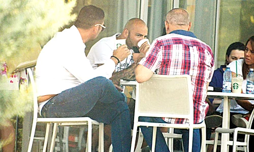 Fostul fotbalist  a sorbit cu poftă  din cafea jpeg