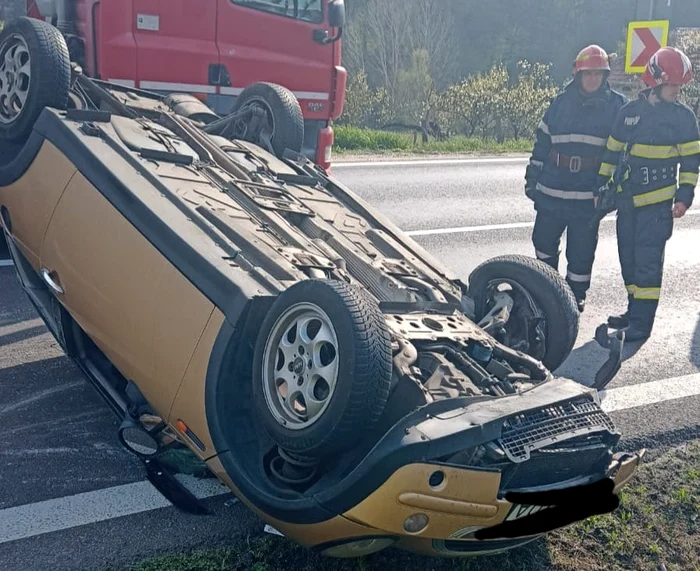 Mașină răsturnată pe DN7 Dealul Negru în Vâlcea care a dus la blocarea traficului Foto ISU Vâlcea