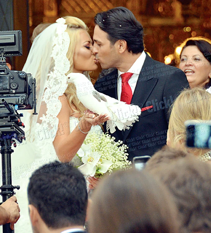 
    Delia şi Răzvan  s-au căsătorit  religios duminică  