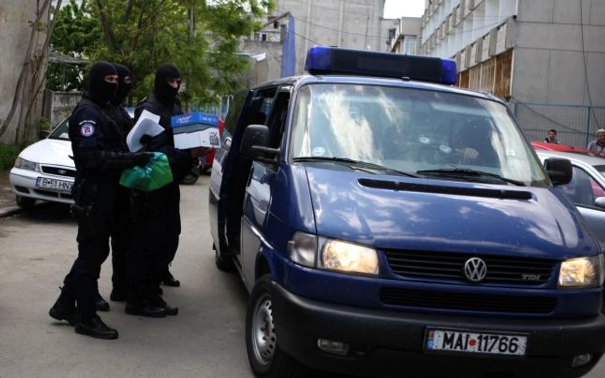 
    Anchetatorii ridică documente  