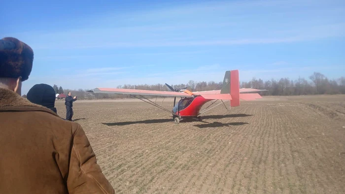 Ucrainean fugit de război a aterizat cu un avion ușor în Suceava FOTO: Facebook/ NewsBucovina.ro