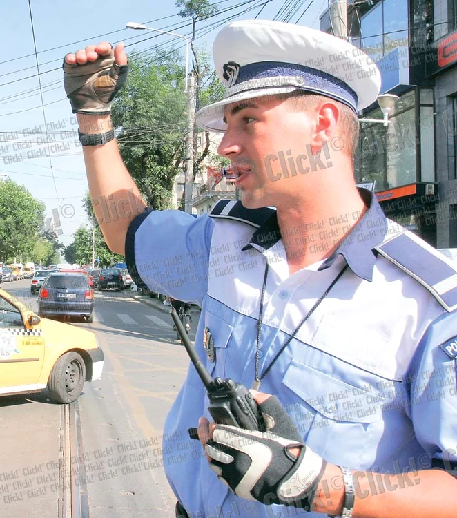 
    Aceste noi uniforme ale poliţiştilor noştri nu vor costa mult mai mult decât cele din prezent  