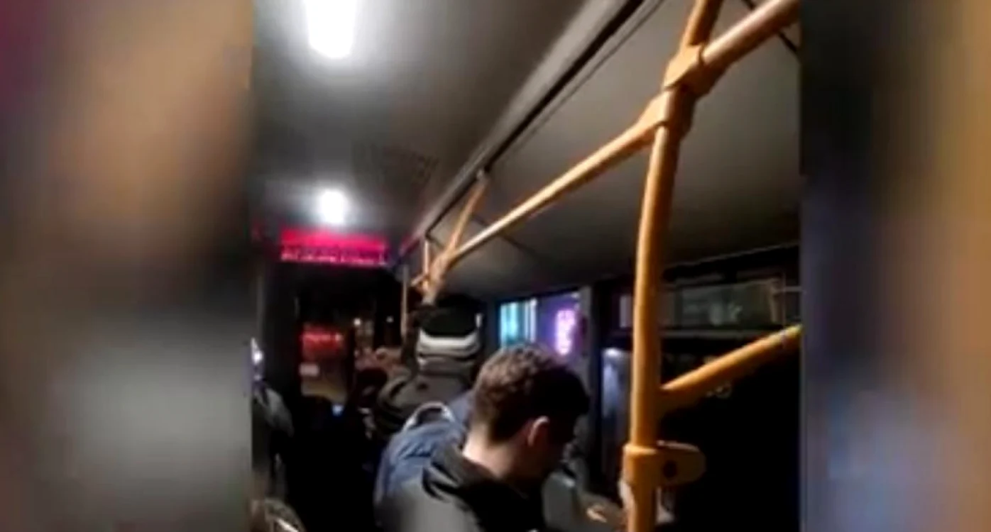 Momente neplăcute pentru mai mulți pasageri ai unui autobuz. FOTO: Captură Video 