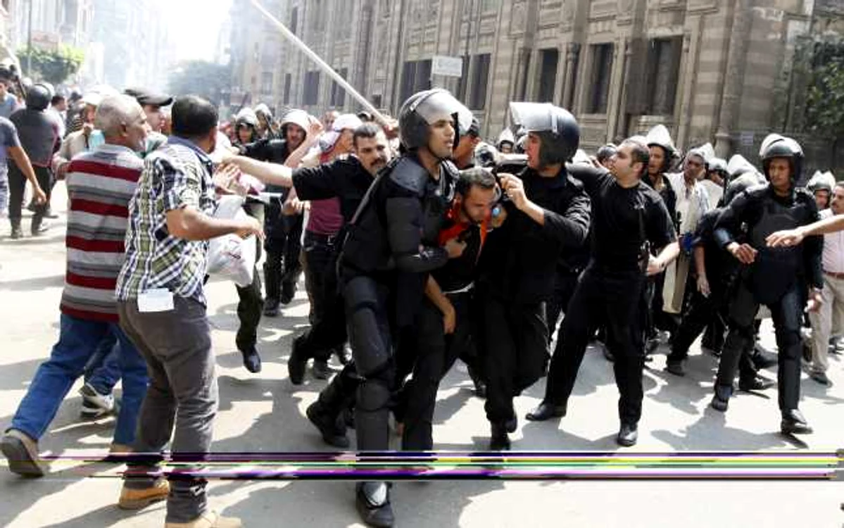 De la îndepărtarea lui Mohamed  Morsi au fost ucişi peste 250 de oameni în timpul ciocnirilor dintre forţele de ordine şi civili. FOTO: Reuters