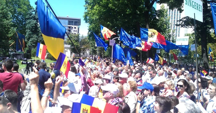 Sute de oameni au ieşit joi, 3 iulie, în piaţă să salute ratificarea tratatului în Parlament. FOTO Adevărul