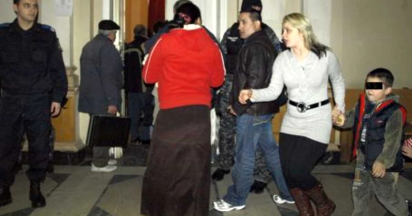 Familiile hunedorenilor arestati pentru furturi de cupru i-au însoţit pe aceştia la tribunal.