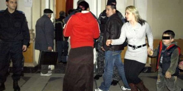 Familiile hunedorenilor arestati pentru furturi de cupru i-au însoţit pe aceştia la tribunal.