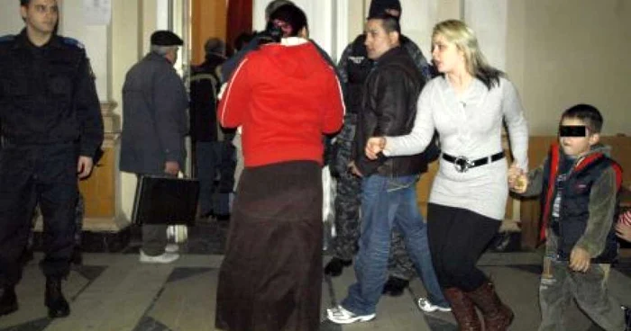 Familiile hunedorenilor arestati pentru furturi de cupru i-au însoţit pe aceştia la tribunal.
