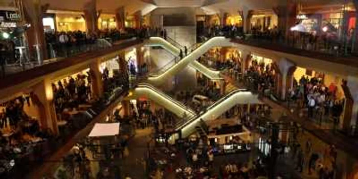 Iulius Mall din Timişoara a fost plin noaptea trecută