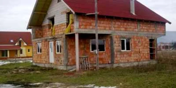 Proprietarul casei în construcție a fost jefuit. Foto Adevărul
