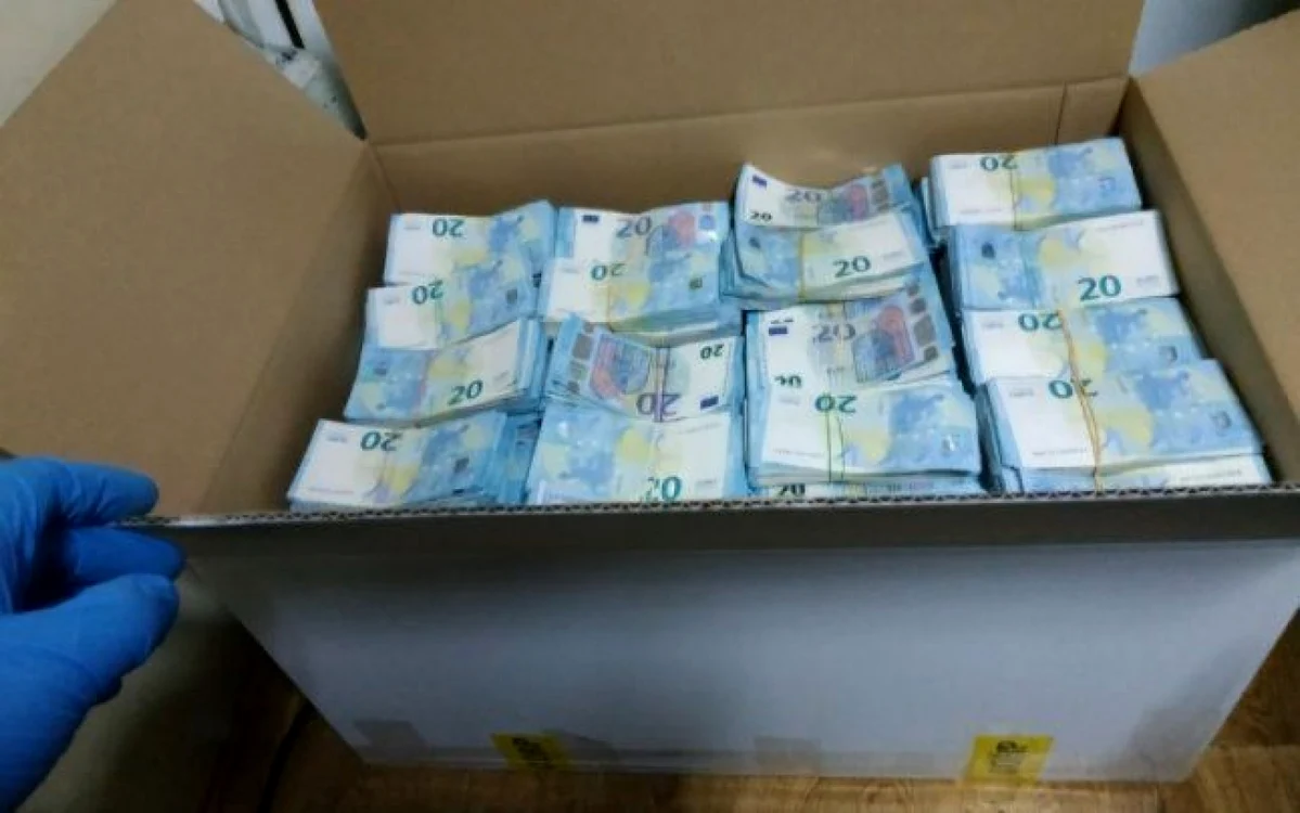 Vameşii moldoveni au reuşit o captură record în vama Leuşeni, după ce au depistat circa 1,6 milioane de euro, în bancnote a câte 20 şi 50 de euro, camuflate în pungi de plastic ce erau ascunse în cabina unui TIR
