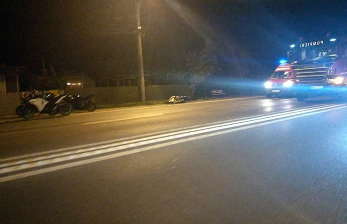 Motociclistul care deschidea coloana de cinci motociclete a acroşat un autoturism care circula regulamentar şi s-a răsturnat pe marginea drumului