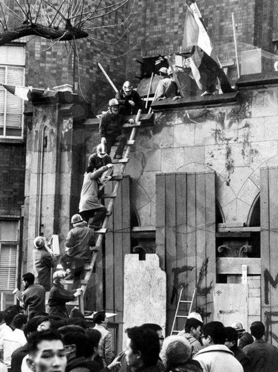 Studenți baricadați în facultate Japonia 1968