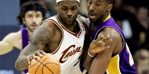 LeBron James (la minge) şi Kobe Bryant, duelul anului 