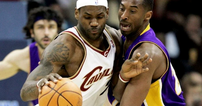 LeBron James (la minge) şi Kobe Bryant, duelul anului
