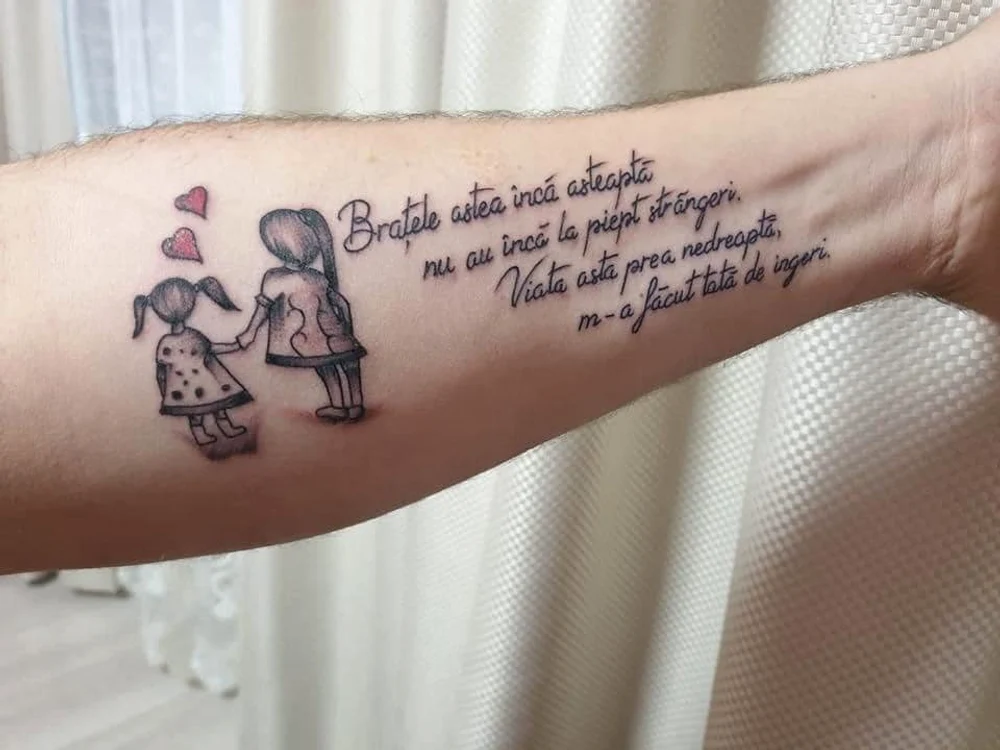 
    Un tată și-a tatuat pe brat povestea tragediei sale FOTO Facebook/ Flick Domnul Rimă  