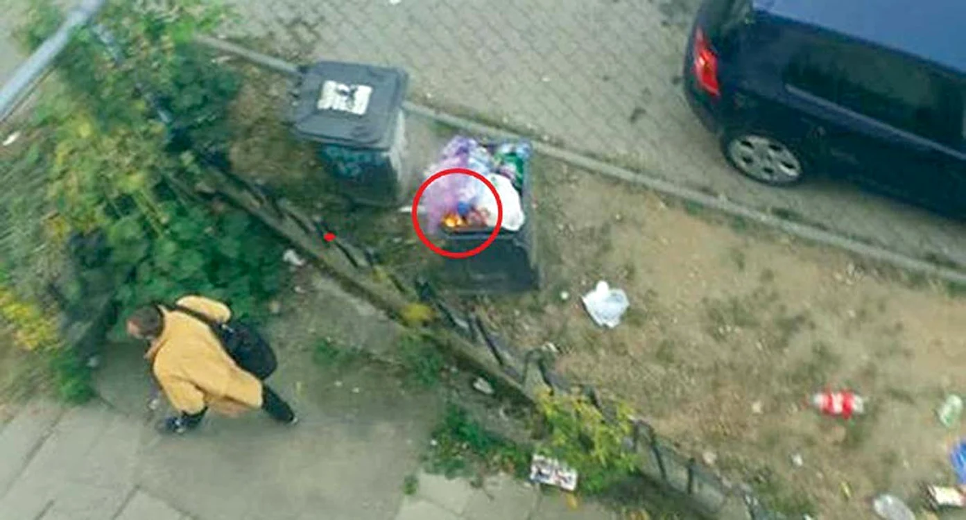 Tânărul reţinut a fost fotografiat imediat după ce a dat foc unui tomberon