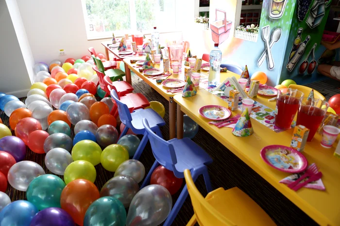 Copiii au fost aşteptaţi cu masa pusă şi zeci de baloane colorate