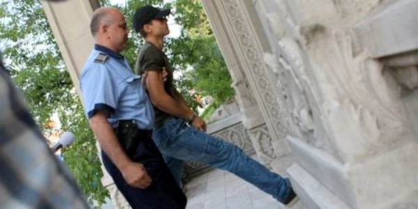 Craiova: Fiul poliţistului Dinu rămâne în arest