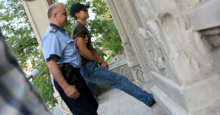 Craiova: Fiul poliţistului Dinu rămâne în arest