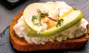 bruschete cu ricotta si pere jpg