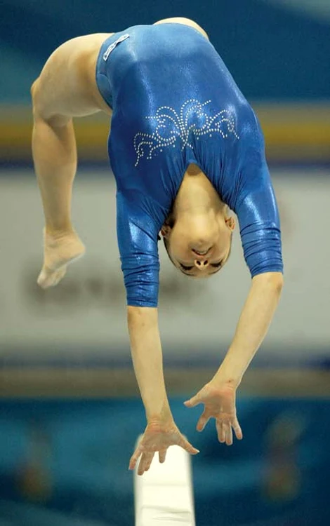 
    Larisa Iordache  concurează cu călcâiul  stâng bandajat pentru a  masca taloneta de silicon  pe care o poartă din 2012  