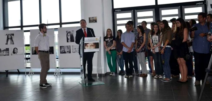 Vernisajul primei expoziţii a lui Ilie Micuţ-Istrate(stânga)