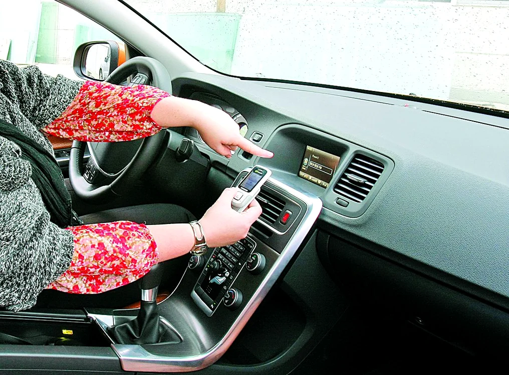 Poţi vorbi la mobil în maxima siguranţă...  Îl conectezi la sistemul maşinii