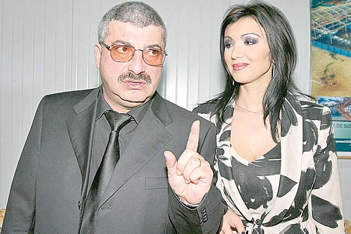 
    Cât a stat cu Silviu Prigoană,  Adriana Bahmuţeanu obişnuia  să poarte podoabe ieftine  