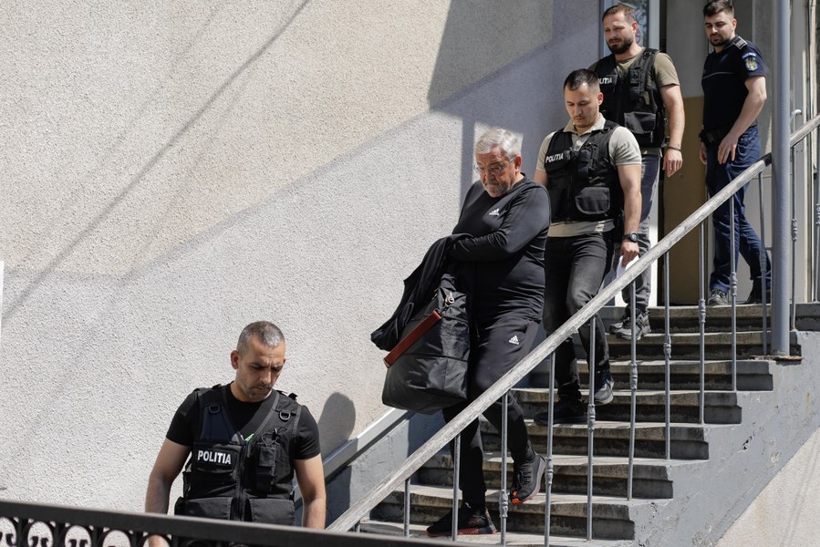 Sebastian Vlădescu s-a predat la poliție. Fostul ministru, escortat de oamenii legii la penitenciar