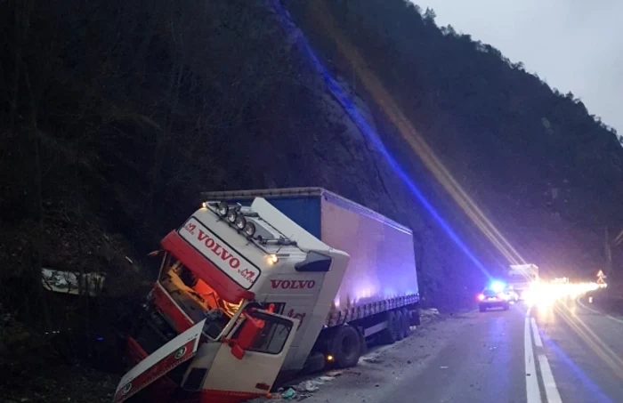 Un TIR a blocat toată circulaţia pe Valea Oltului după ce a ajuns într-un şanţ - Vâlcea Foto Adevărul