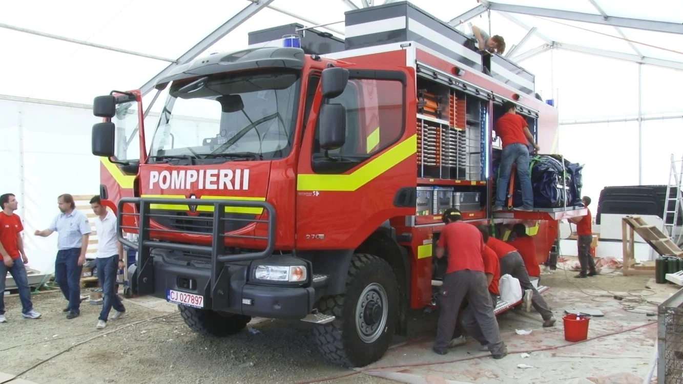 
    Din fericire, cei mici au ieşit la timp din maşină, iar pompierii au stins imediat incendiul  