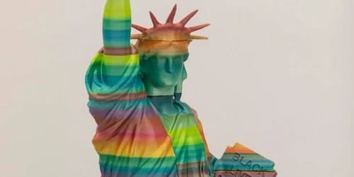 O statuie a Libertăţii în culorile LGBT cu un pumn ridicat precum în mişcarea BLM urmează a fi expusă la Budapesta în primăvară FOTO Péter Szalay. via The Guardian