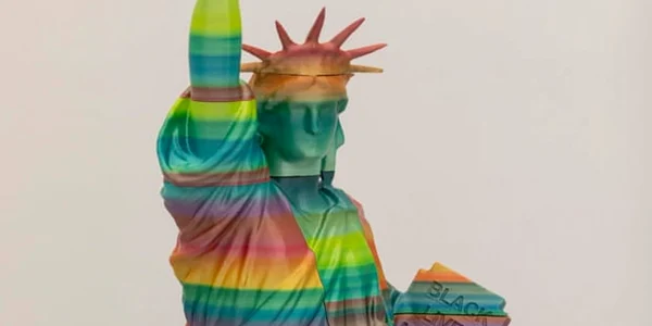 O statuie a Libertăţii în culorile LGBT cu un pumn ridicat precum în mişcarea BLM urmează a fi expusă la Budapesta în primăvară FOTO Péter Szalay. via The Guardian