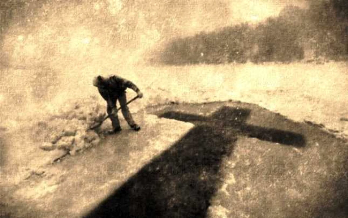 Se sculpta o cruce în apa îngheţată FOTO Arhivă Nicolae Ariton