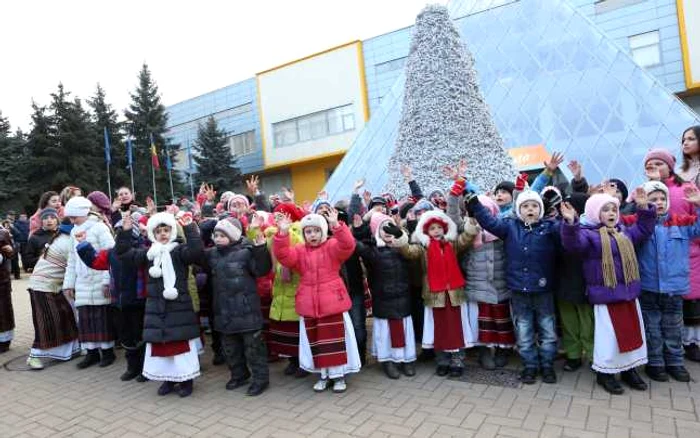Copiii s-au simţit excelent sub cuşma lui Guguţă FOTO Dumitru Goncear