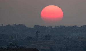 apus de soare peste gaza bombardată foto profimedia jpg
