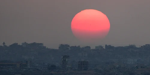 apus de soare peste gaza bombardată foto profimedia jpg
