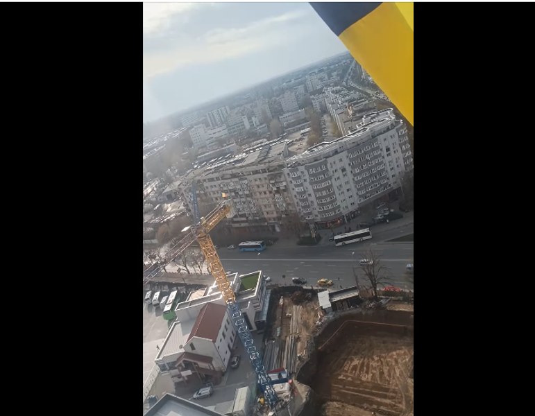 „Stegarul dac”, trimis de polițiști la Psihiatrie, după ce s-a urcat iarăși pe o macara. Cercetat pentru tulburarea ordinii și liniștii publice